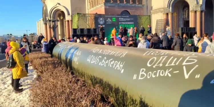 У РФ біля церкви встановили кусок труби, якою росіяни пробиралися в Суджу, – тепер це святиня і портал перемоги (ФОТО, ВІДЕО)