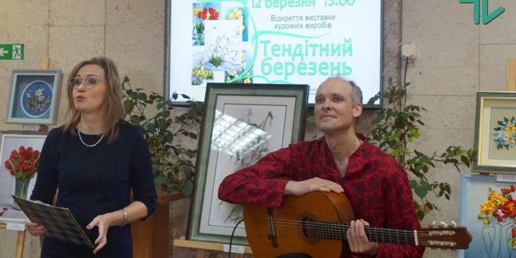 «Тендітний березень» – у Миколаєві відкрилась «квіткова» художня виставка (ФОТО)