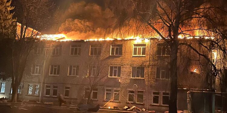 Ворог двічі за ніч атакував лікарню на Харківщині (ФОТО)