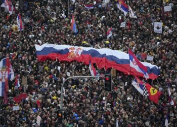 У столиці Сербії – наймасштабніший за останні 4 місяці антиурядовий протест (ФОТО)