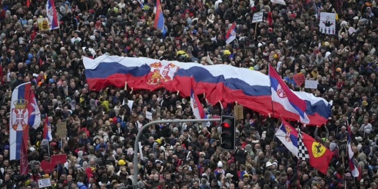У столиці Сербії – наймасштабніший за останні 4 місяці антиурядовий протест (ФОТО)
