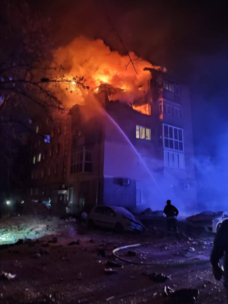 Ворожий «шахед» влучив в п’ятиповерхівку в Чернігові – спалахнула пожежа – МВА (ФОТО) 3 Ворожий «шахед» влучив в п’ятиповерхівку в Чернігові – спалахнула пожежа – МВА (ФОТО) 2