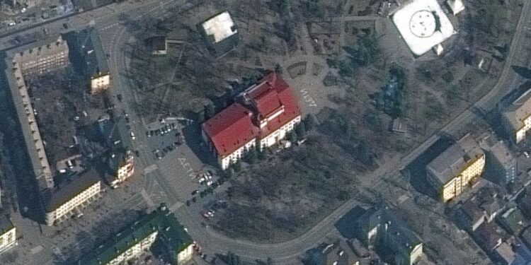 Театри Миколаєва вшанували пам’ять маріупольців, які загинули у драмтеатрі від скинутої росіянами бомби (ВІДЕО, ФОТО)