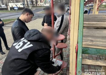 У Миколаєві на хабарі в $1 тис. затримали помічника юриста за підозрою у переправленні ухилянтів через кордон