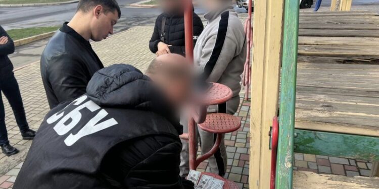 У Миколаєві на хабарі в $1 тис. затримали помічника юриста за підозрою у переправленні ухилянтів через кордон