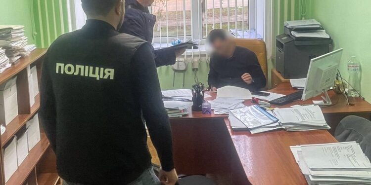На Миколаївщині на хабарі у 30 тис. грн. викрили держслужбовця виконавчої служби (ФОТО)