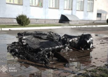 У Києві на територію школи впав збитий дрон (ВІДЕО)