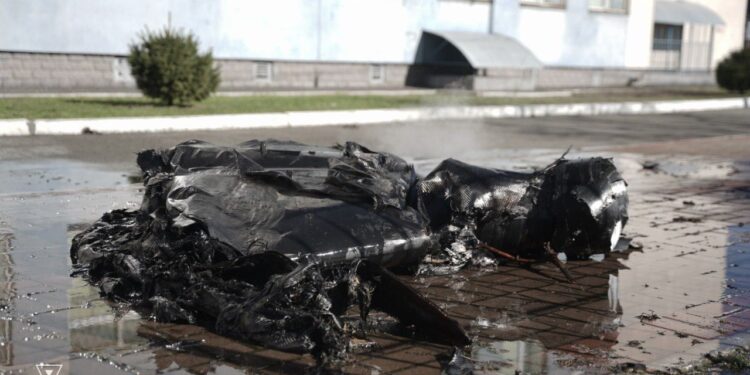 У Києві на територію школи впав збитий дрон (ВІДЕО)