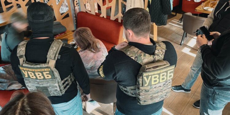 На Миколаївщині адвокатка пропонувала хабар прикордоннику, аби переправити за кордон ухилянта (ФОТО)