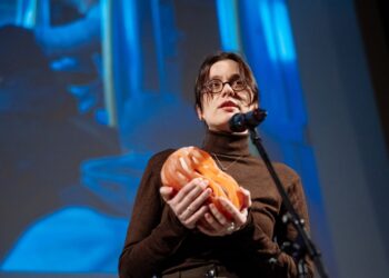 Український фільм «Пісні землі, що повільно горить» виграв міжнародний конкурс чеського кінофестивалю про права людини