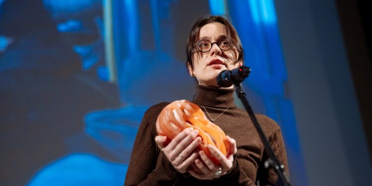 Український фільм «Пісні землі, що повільно горить» виграв міжнародний конкурс чеського кінофестивалю про права людини