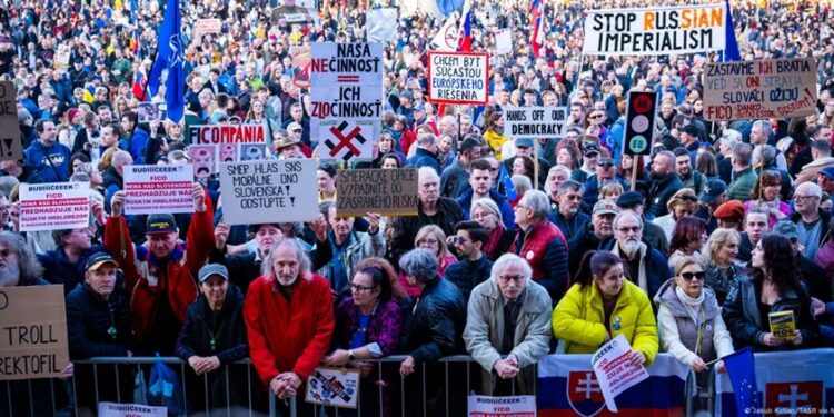 У Словаччині знов відбувся багатотисячний протест проти проросійської політики Фіцо