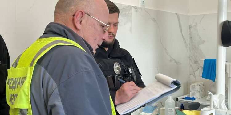 У Києві у приватній стоматології помер 7-річний хлопчик (ФОТО)