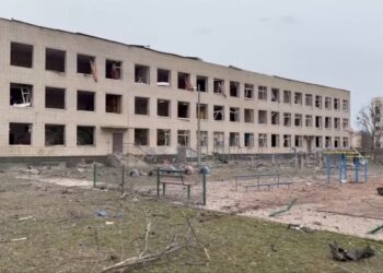 Росіяни вдарили по центру міста Суми – влучили поряд зі школою (ВІДЕО)