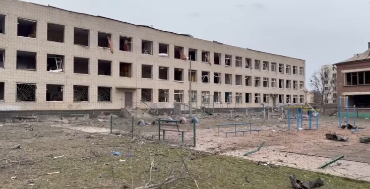 Росіяни вдарили по центру міста Суми – влучили поряд зі школою (ВІДЕО)