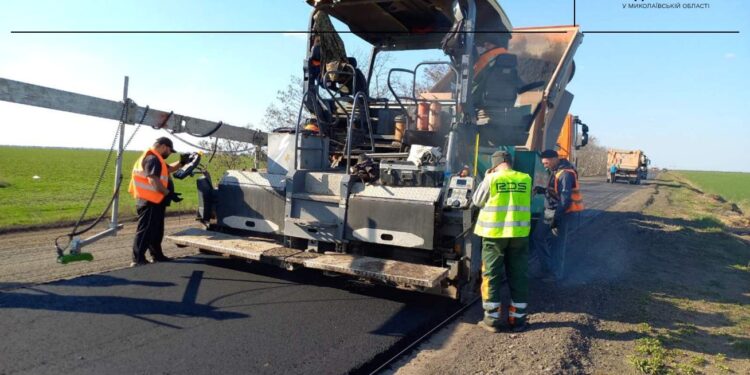На Миколаївщині Служба відновлення приступила до ремонту ділянок прифронтової дороги (ФОТО)