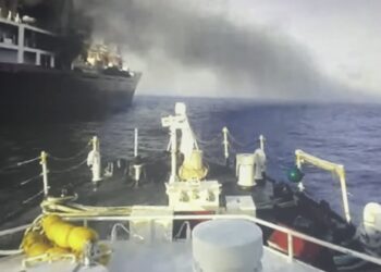 Біля берегів Південної Кореї горить російський рефрижератор (ФОТО)