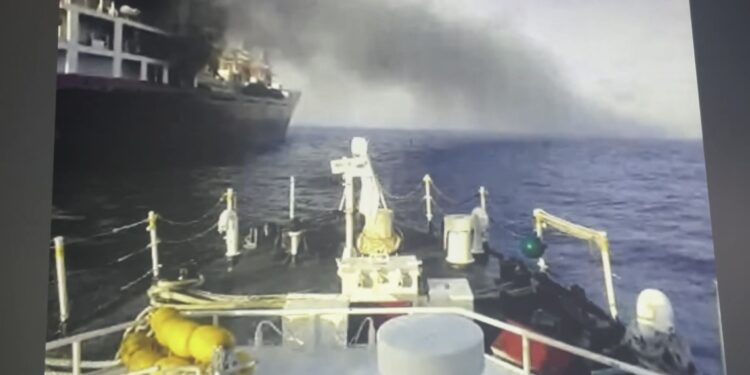 Біля берегів Південної Кореї горить російський рефрижератор (ФОТО)