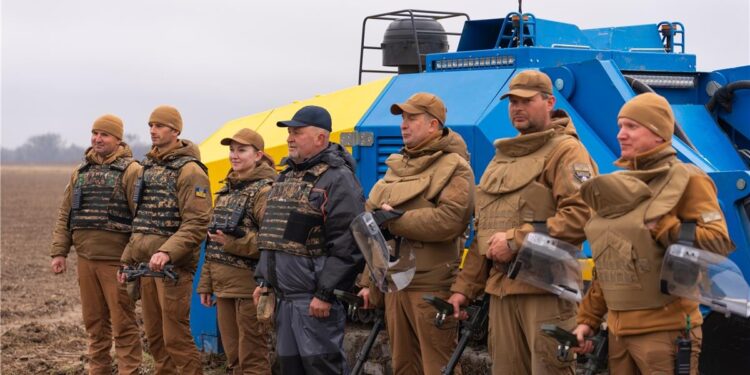 В Україні випробовують нову вітчизняну машину для розмінування – таку отримає і Миколаївщина