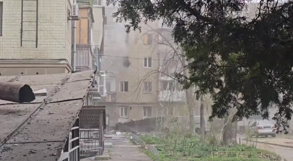 Росіяни масовано обстріляли Херсон – вже відомо про загиблих і постраждалих (ВІДЕО) 1