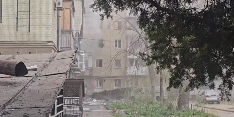 Росіяни масовано обстріляли Херсон – вже відомо про загиблих і постраждалих (ВІДЕО)