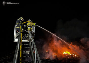 Рятувальники Миколаївщини ліквідували наслідки російської атаки на Вознесенськ (ФОТО, ВІДЕО)