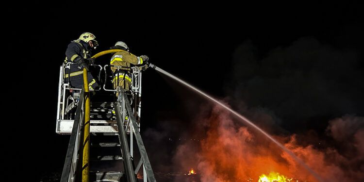 Рятувальники Миколаївщини ліквідували наслідки російської атаки на Вознесенськ (ФОТО, ВІДЕО)