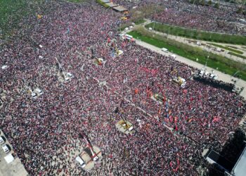 Сотні тисяч людей зібралися у суботу на мітинг у Стамбулі на знак протесту проти Ердогана (ВІДЕО)