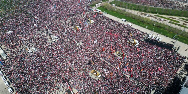 Сотні тисяч людей зібралися у суботу на мітинг у Стамбулі на знак протесту проти Ердогана (ВІДЕО)