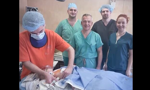 В Одесі провели унікальну операцію – вживили електрод в серце 6-місячного малюка, щоб відновити ритм серця (ВІДЕО)