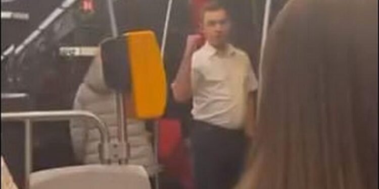 Скандал у празькому трамваї – водій грубо вигнав українську родину з дитиною (ВІДЕО)