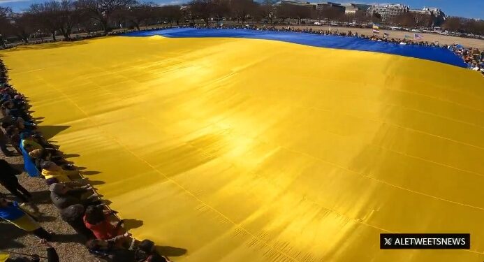 Маск закликав накласти санкції на українських олігархів – через великий український прапор у Вашингтоні