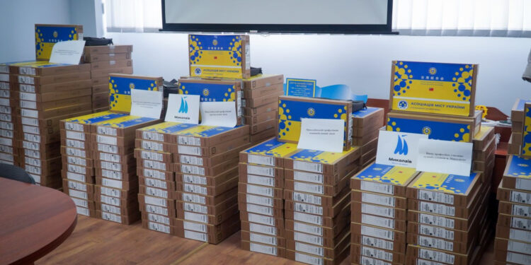 Благодійники не полишають Миколаїв: народ Тайваню передав закладам профтехосвіти 400 ноутбуків, а JICA «Миколаївводоканалу» – техніку (ФОТО)