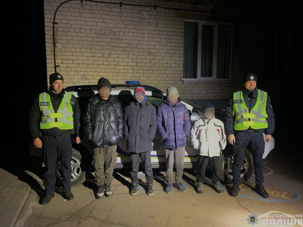 Пройшли 20 км пішки в бік Миколаєва – поліція розшукала 4 підлітків, які зникли з дитячого центру 1