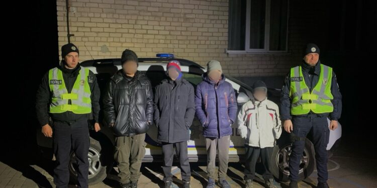 Пройшли 20 км пішки в бік Миколаєва – поліція розшукала 4 підлітків, які зникли з дитячого центру