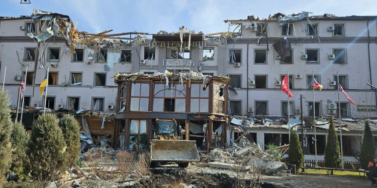 Аварійно-пошукові роботи в Кривому Розі завершено – внаслідок ракетного удару 4 загиблих і 32 поранених (ФОТО)