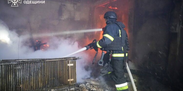 Внаслідок масованої дронової атаки частина Одеси без світла і тепла, загинув чоловік (ФОТО, ВІДЕО)