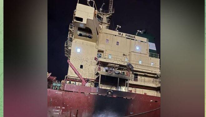 Під час ракетної атаки на Одесу пошкоджене судно, 4 людини загинуло (ФОТО)