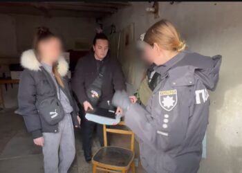 У Миколаєві затримали наркоторгову – скільки і чого конфіскували (ФОТО, ВІДЕО)