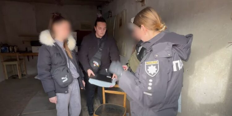 У Миколаєві затримали наркоторгову – скільки і чого конфіскували (ФОТО, ВІДЕО)