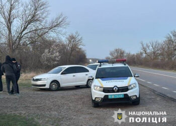 На трасі Одеса-Рені поліцейські і військові нібито зупинили авто і відібрали в чоловіка $40 тис. Як було насправді