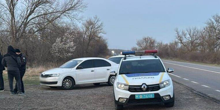 На трасі Одеса-Рені поліцейські і військові нібито зупинили авто і відібрали в чоловіка $40 тис. Як було насправді