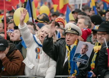 У Румунії пройшов багатолюдний марш на підтримку ультраправого кандидата в президенти Джорджеску (ВІДЕО)