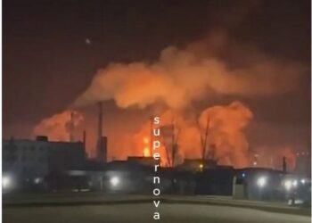 Дрони пролетіли 1500 км і атакували до Уфи – там горить НПЗ (ВІДЕО)