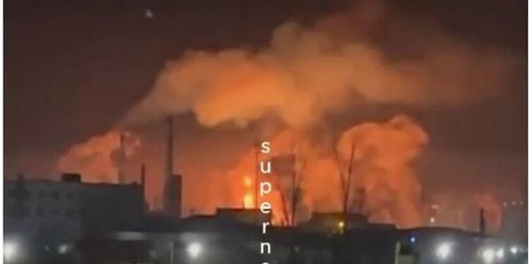 Дрони пролетіли 1500 км і атакували до Уфи – там горить НПЗ (ВІДЕО)