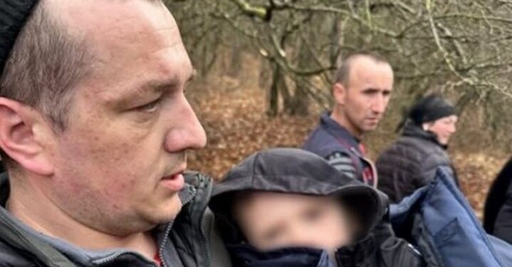 Зниклого 3-річного хлопчика шукали сотні людей – від смерті його врятував собака (ФОТО, ВІДЕО)