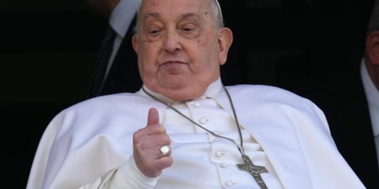 Папа Римський вперше з’явився на публіці після госпіталізації