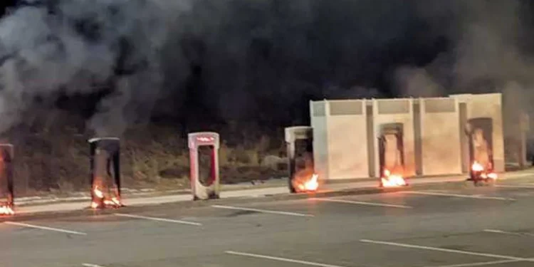 Масові підпали Tesla: знищено 8 авто у Франції та 7 зарядних станцій у США