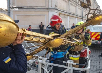 У Києво-Печерській лаврі частково завалився хрест, його спустили на землю рятувальники (ФОТО)