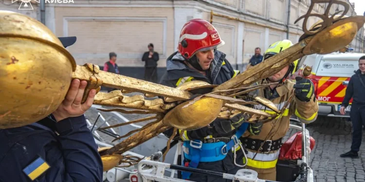 У Києво-Печерській лаврі частково завалився хрест, його спустили на землю рятувальники (ФОТО)